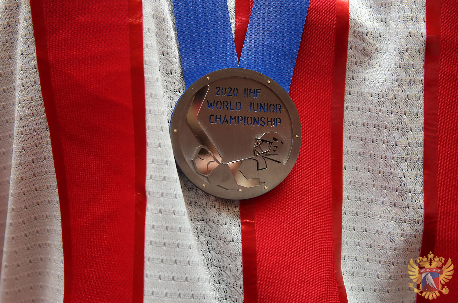 Награда сборной. Медали ЧМ по хоккею 2021. Серебряная медаль по хоккею.